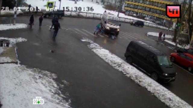 В Петербурге ребенок выпал из коляски и едва не попал под колеса маршрутки: видео