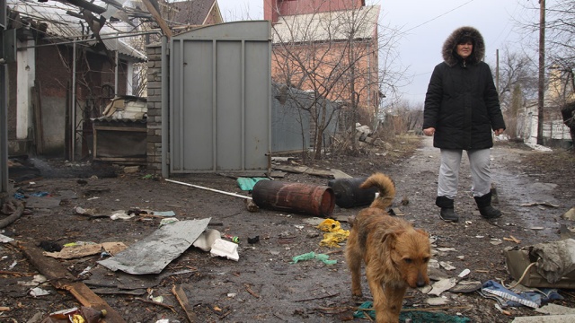 Силовики с минометами обстреливают Дебальцево во время эвакуации мирных жителей 