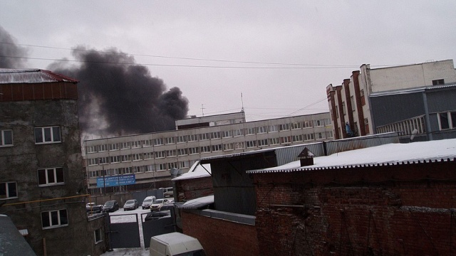 Десятки пожарных тушили ангар на востоке Петербурга