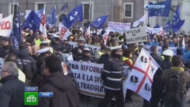 В Риме полицейские заступились за коллег-обманщиков и потребовали повысить зарплаты