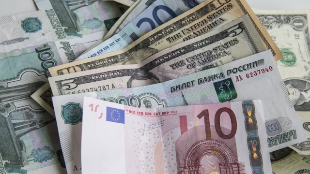 Доллар и евро теряют позиции, рубль укрепляется