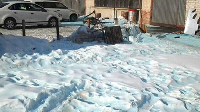 В Челябинске ищут причины появления голубого снега