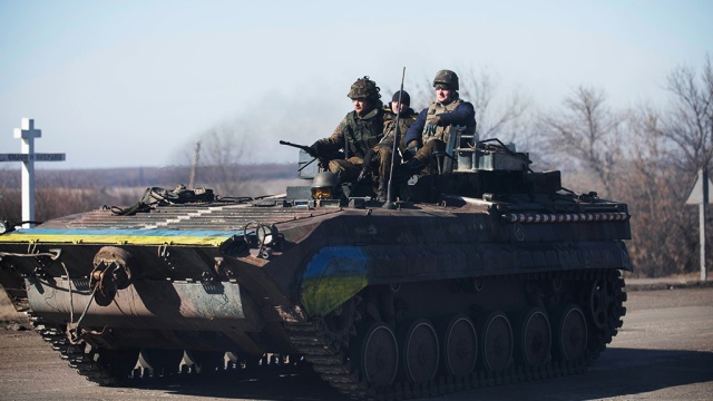 Украинские силовики начали убирать тяжелые орудия от Дебальцева и донецкого аэропорта