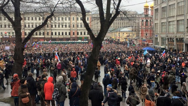 Траурное шествие в память о Борисе Немцове в Москве завершилось без серьезных происшествий