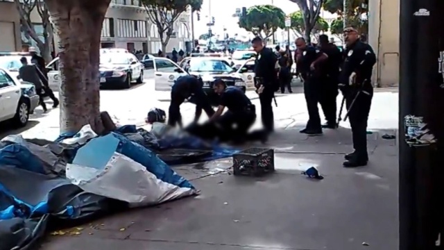 Полицейские изрешетили непокорного бездомного в Лос-Анджелесе
