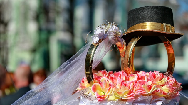 Российским должникам могут запретить жениться