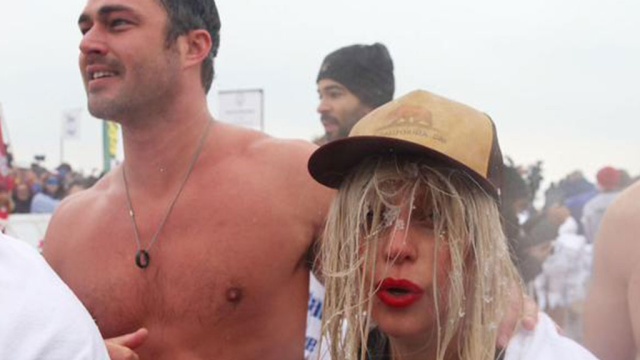 Леди Гага окунулась в ледяную воду ради благотворительности