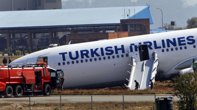 В аэропорту Непала из-за неудачной посадки самолета застряли 12 тыс. пассажиров