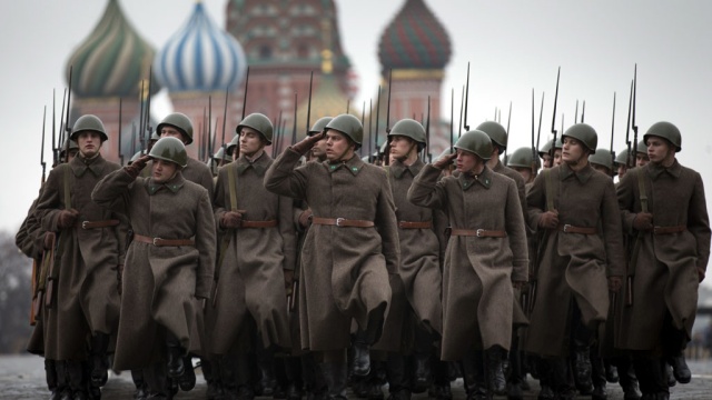По Красной площади во время юбилейного парада пройдут 15 тыс. военных