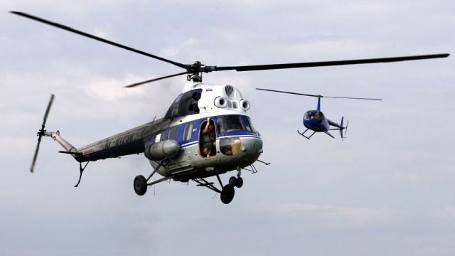 Свидетели крушения Ми-2 оказывают помощь экипажу разбившегося вертолета
