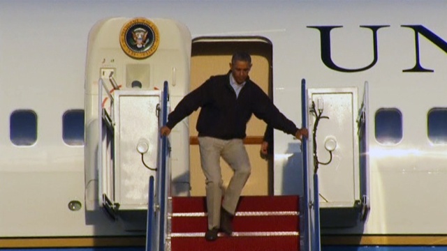 Барак Обама едва не рухнул с трапа самолета: видео 