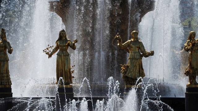 На ВДНХ под музыку торжественно открыли сезон фонтанов