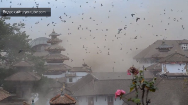 Непальское землетрясение обрушило храм на головы прохожих: видео