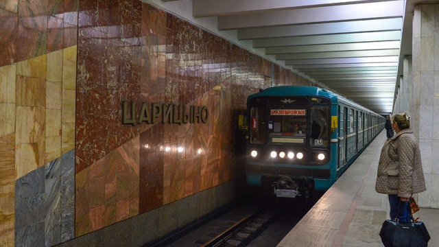 Бросившийся под поезд пассажир остановил движение в московском метро