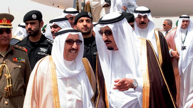 Король Саудовской Аравии уволил помощника, ударившего фотографа
