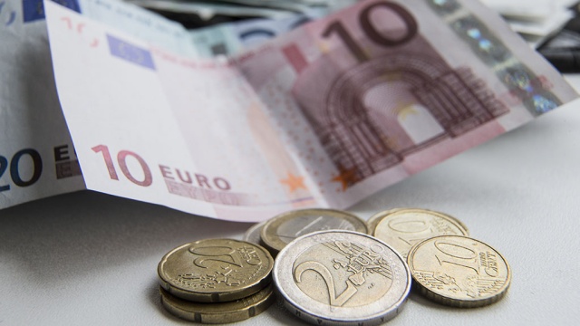 Доллар и евро открыли день небольшим снижением к рублю