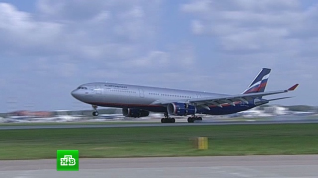 Пассажирский Boeing вынужденно сел в Новосибирске из-за шума на борту