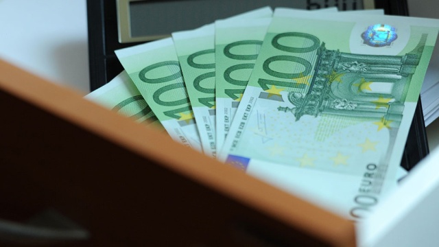 Доллар и евро слегка подросли к рублю при открытии торгов