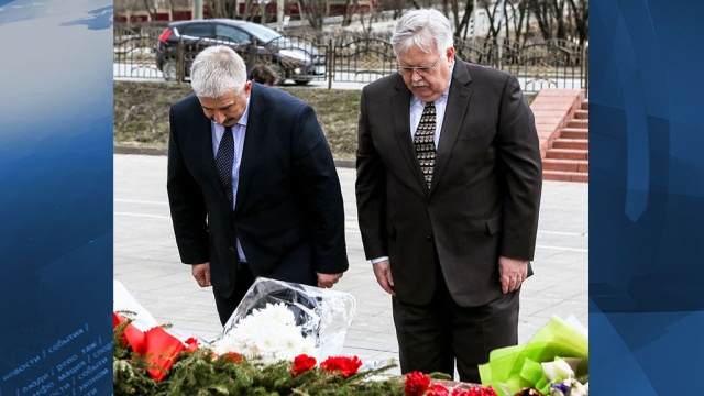 Посол США возложил цветы к Могиле Неизвестного солдата в Москве