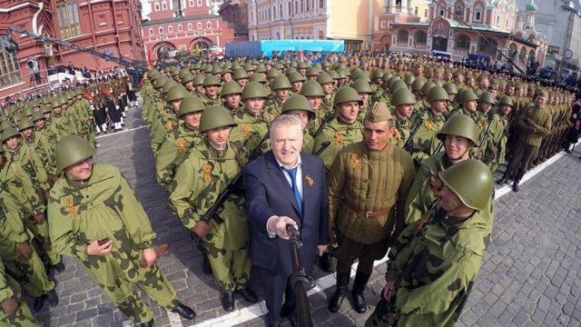 Владимир Жириновский сделал необычное селфи на параде Победы