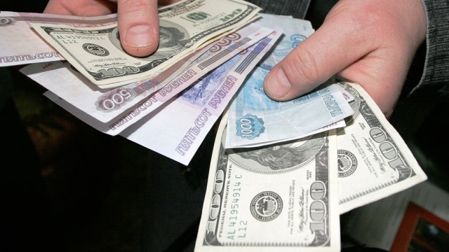 Доллар на Московской бирже падал ниже 49 рублей