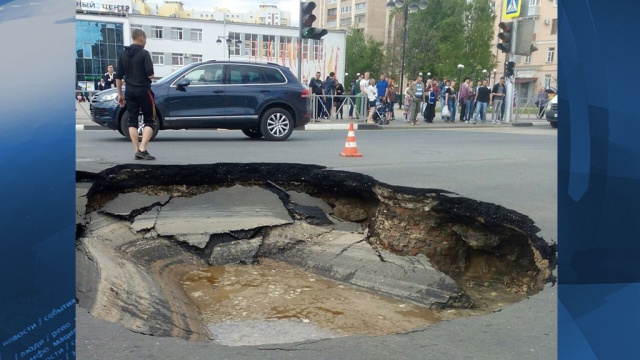 Пятиметровая яма образовалась на дороге в центре Рязани