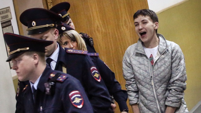 НАТО требует освободить летчицу Савченко до суда