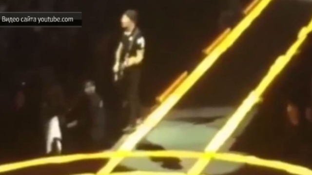Гитарист U2 упал со сцены во время концерта: видео