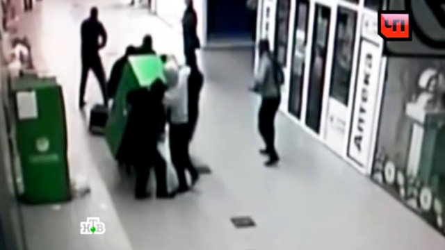 Семеро в масках вынесли банкомат из столичного торгового центра: видео