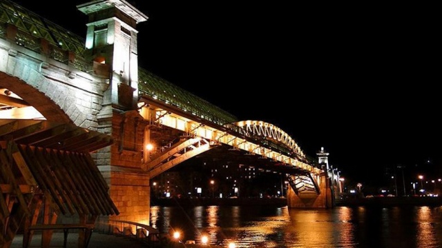 Мужчина выжил после падения с моста в центре Москвы