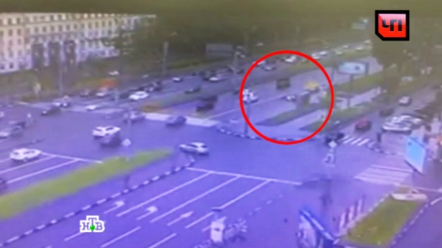 В Москве таксист-лихач подрезал полицейского на мотоцикле и устроил ДТП: видео