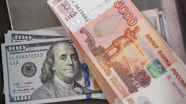 Доллар впервые за три недели поднялся выше 52 рублей