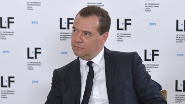 Медведев призвал лучше контролировать Интернет