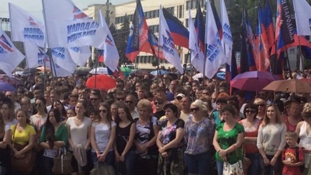 Тысячи жителей Донецка вышли на митинг в память об убитых горожанах