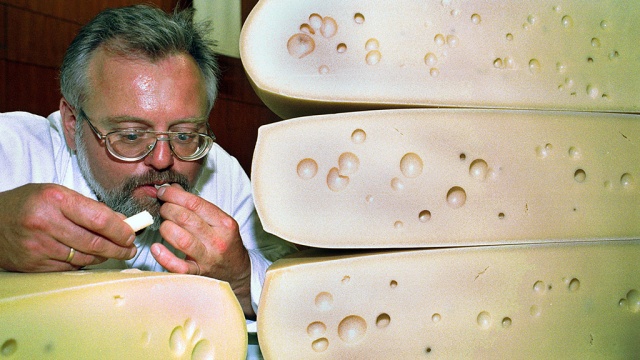 Ученые нашли причину образования дыр в швейцарском сыре