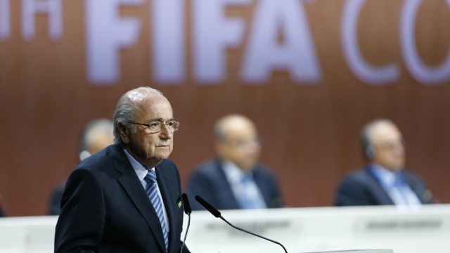 Блаттер на фоне коррупционного скандала переизбран президентом FIFA на пятый срок