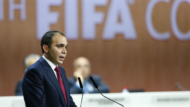Блаттер вышел победителем из борьбы за пост президента FIFA на отказе иорданского принца