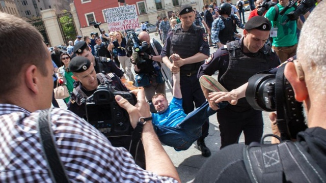 Полиция задержала 16 участников гей-парада в центре Москвы