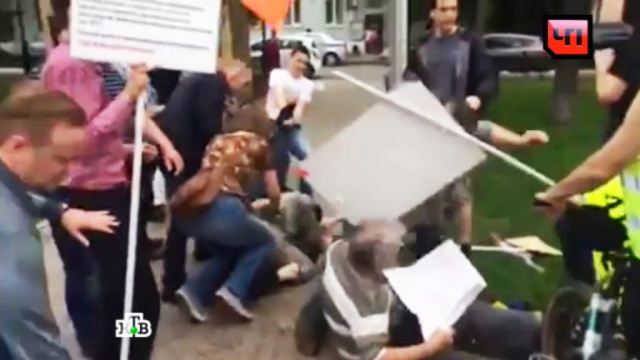 Сторонников киевской власти закидали нечистотами в Москве: видео