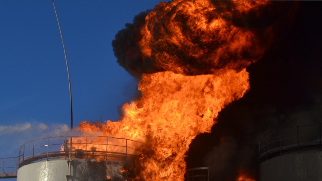 Нефтебазе под Киевом угрожают новые взрывы