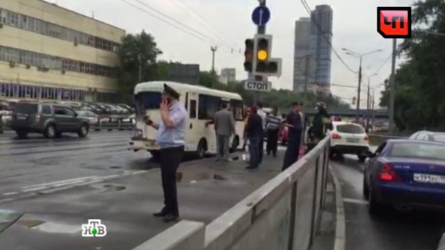 В центре Москвы перевернулась маршрутка с пассажирами