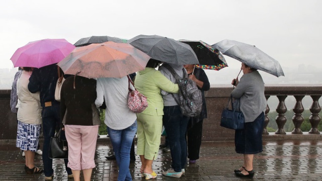 Москвичей ждет холодная неделя с дождями и грозами