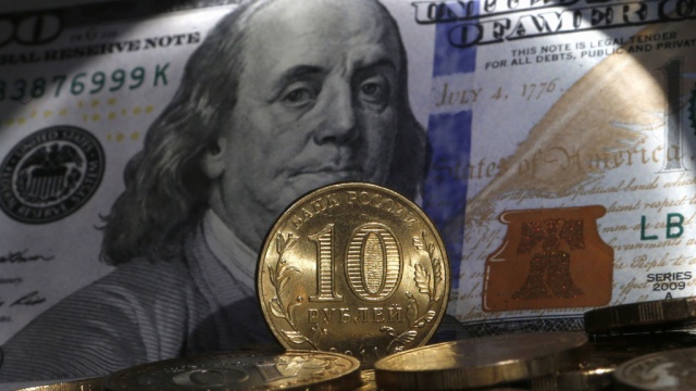 Рубль открыл неделю снижением к доллару и евро