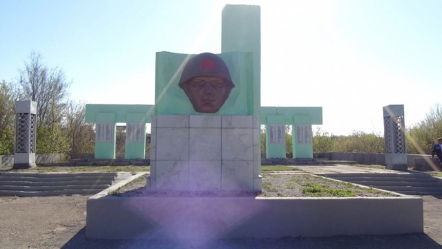 В Челябинской области памятник погибшим в ВОВ разрисовали свастиками