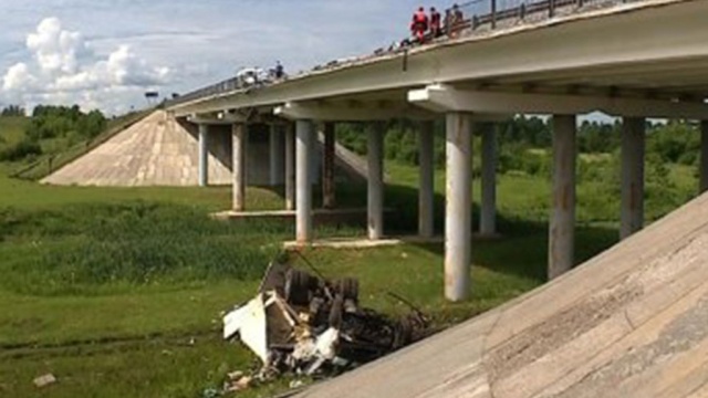 Грузовик с лопнувшим колесом рухнул с моста в Костромской области: фото