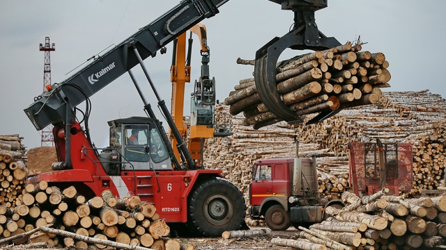 Москва может прекратить торговлю лесом с Финляндией из-за отказа пускать Нарышкина