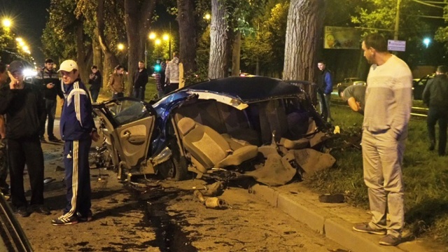 В Екатеринбурге выпавшего во время ДТП пассажира переехал автомобиль 