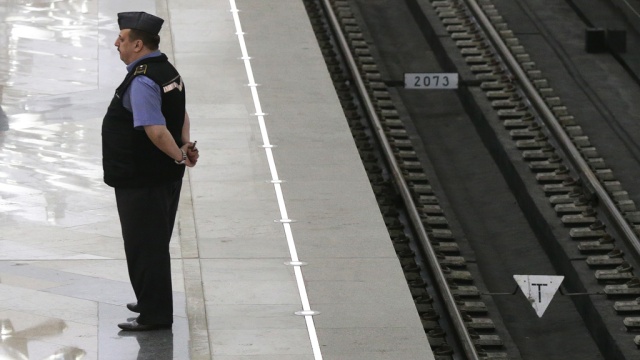Жителя Москвы хотят оштрафовать за спасение упавшей на рельсы метро женщины