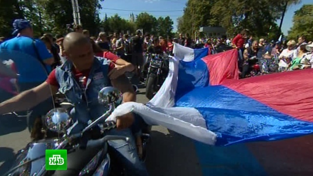 В День флага по Москве пронесли гигантский триколор