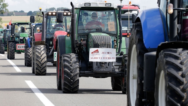 Разъяренные бессилием властей фермеры идут на Париж